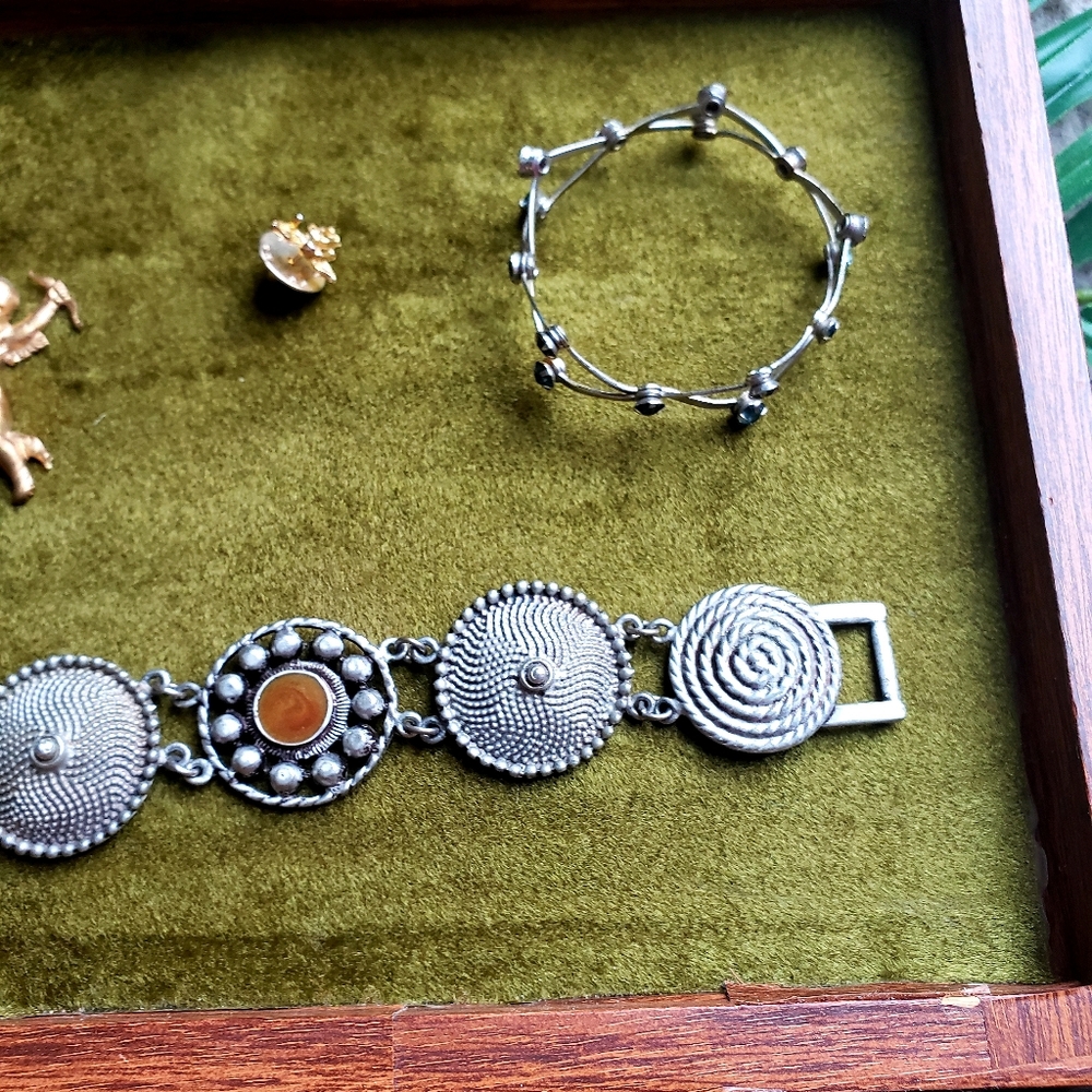 Vintage wooden jewlery box w| contents•Watches• - Picture 9 of 16